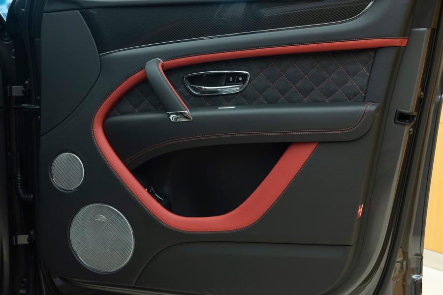 Детали интерьера Bentley Bentayga Speed Blackline (Granite) 2020 года  (UAE) (фото 8 из 10)